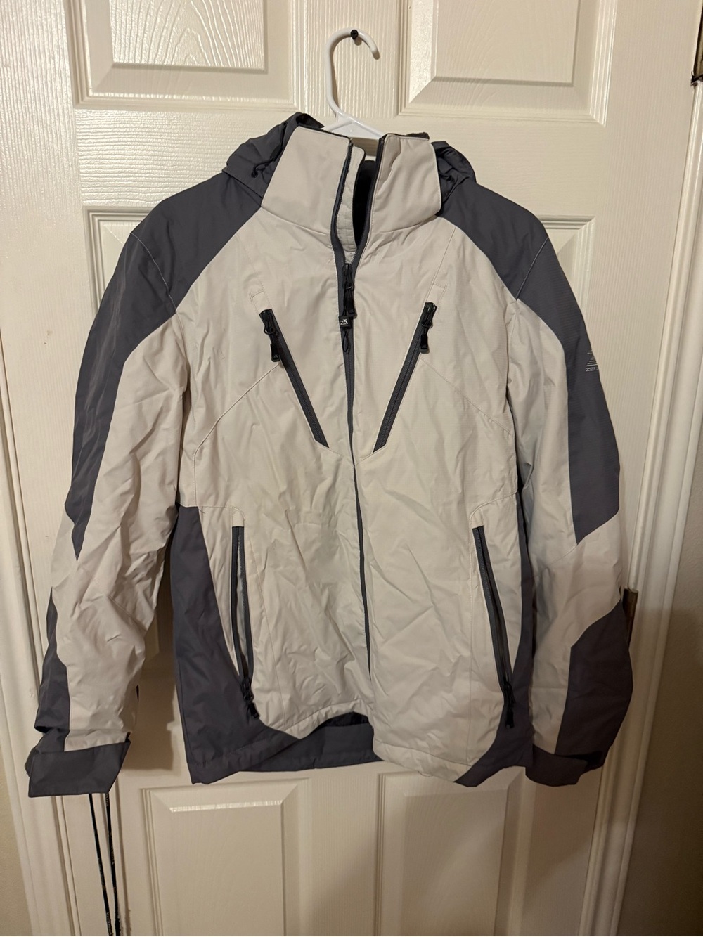 ZeroXposur Men's Two-Tone White and Gray Ski Jacket